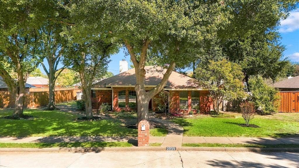 2315 Highridge Drive, Sachse, TX 75048 Beautiful walk up appeal!