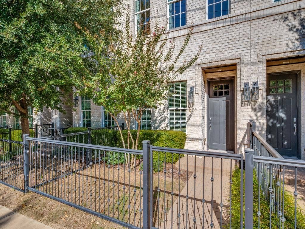 7333 Valley View Lane, #805, Dallas, TX 75240 A Welcoming Entry With Small Front Yard