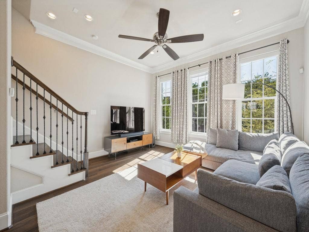 7333 Valley View Lane, #805, Dallas, TX 75240 Natural Light Fills the Space