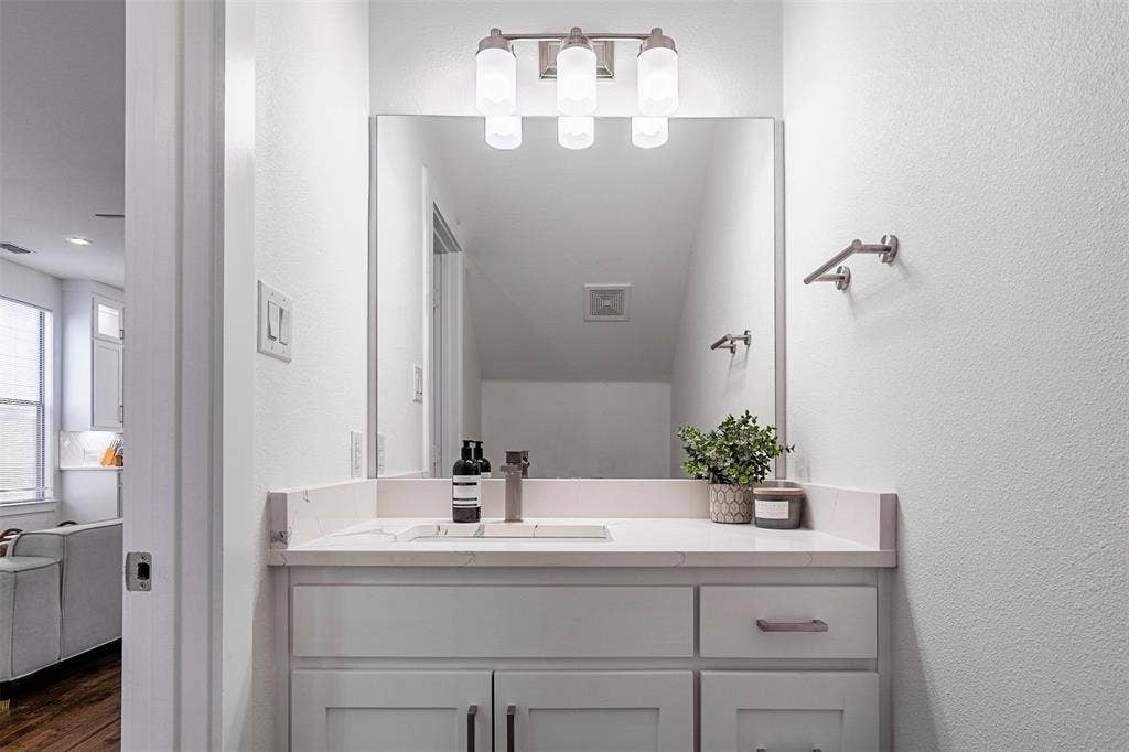 2050 Bickers Street, Dallas, TX 75212 half bathroom downstairs