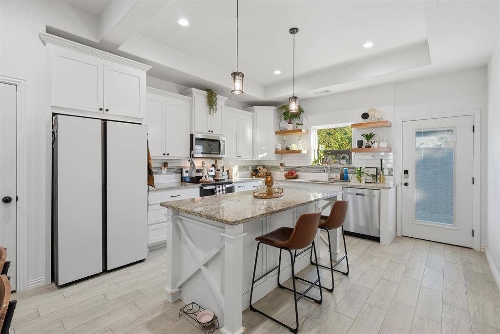 5625 Barkridge Drive, Granbury, TX 76048 5625 Barkridge Drive, Granbury, TX 76048