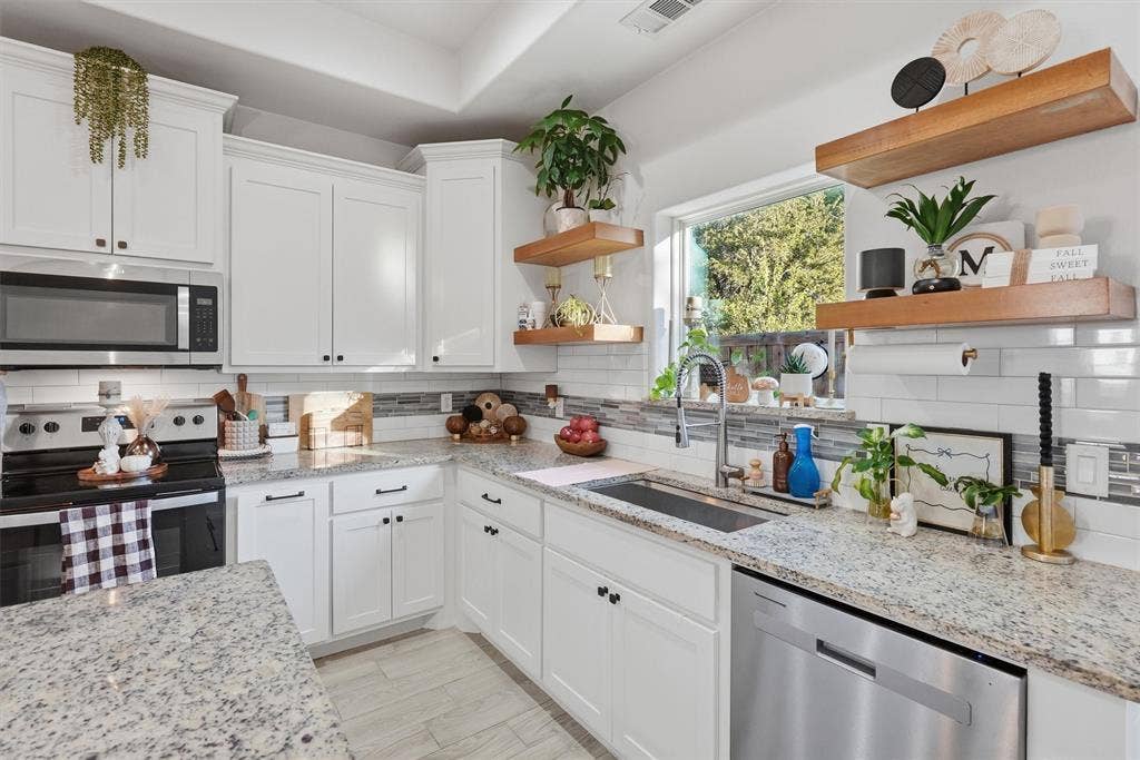 5625 Barkridge Drive, Granbury, TX 76048 5625 Barkridge Drive, Granbury, TX 76048