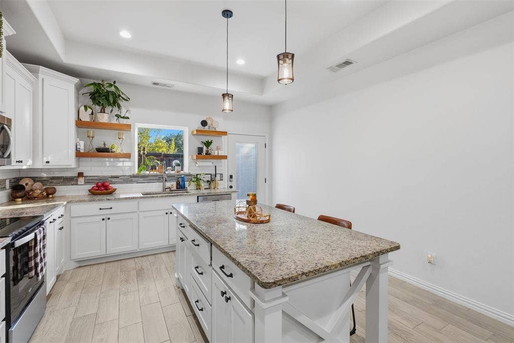 5625 Barkridge Drive, Granbury, TX 76048 5625 Barkridge Drive, Granbury, TX 76048