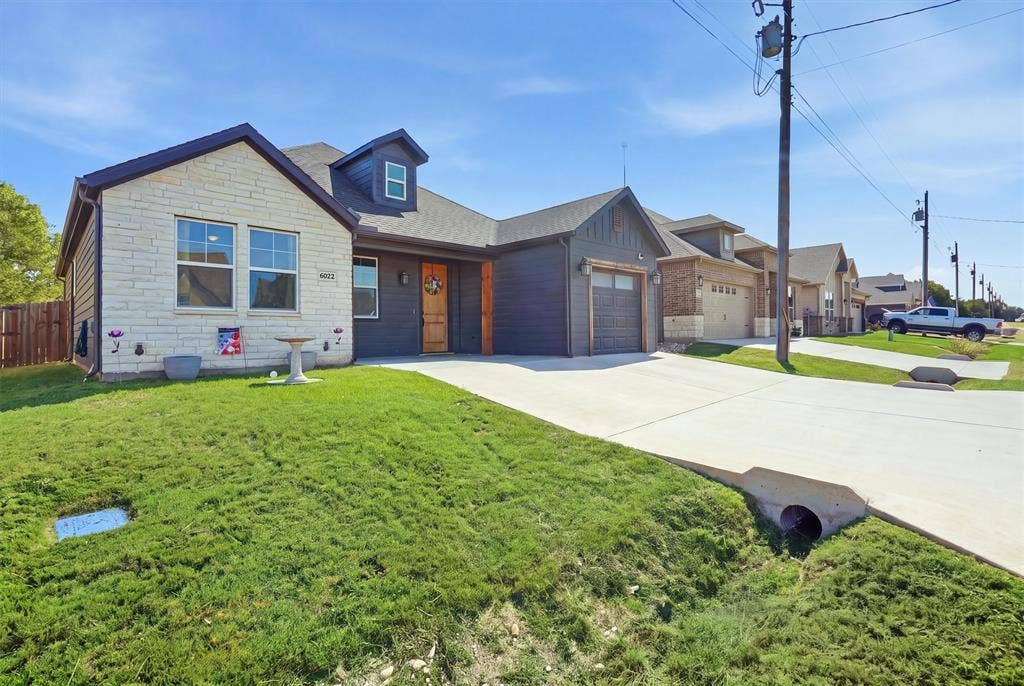 5625 Barkridge Drive, Granbury, TX 76048 5625 Barkridge Drive, Granbury, TX 76048