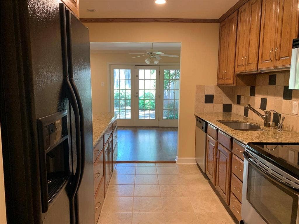 6949 Helsem Way, #131, Dallas, TX 75230 kitchen views back courtyard and den