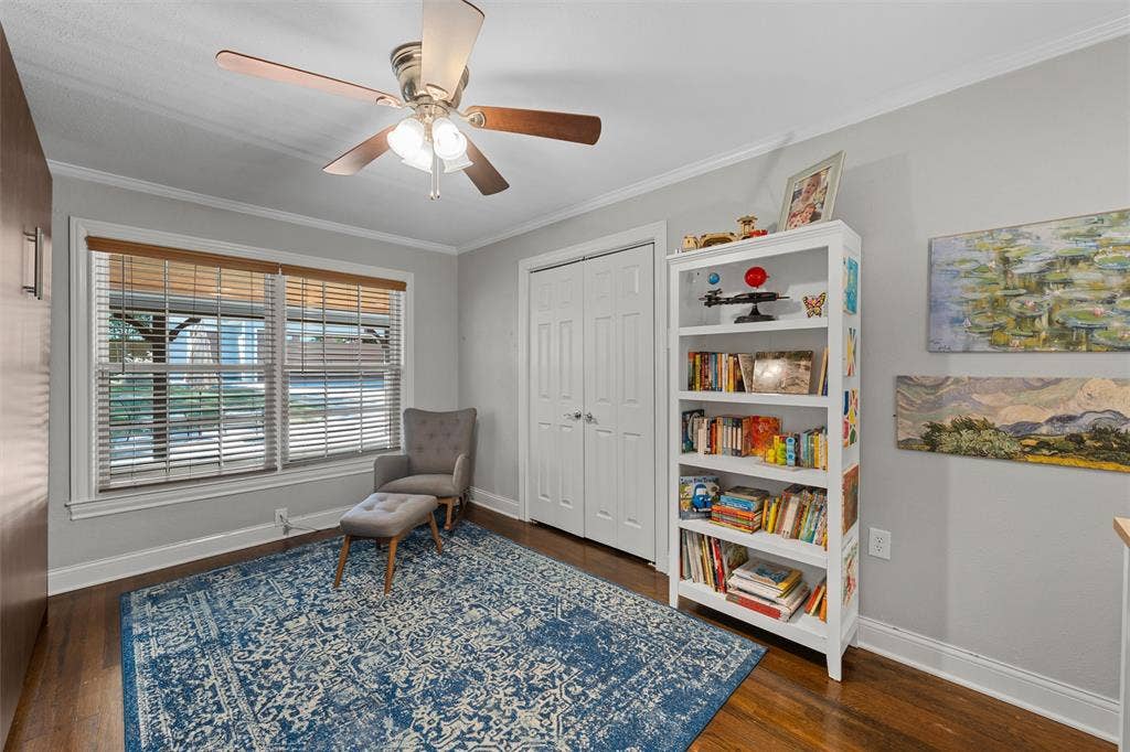 200 Oriental Road, Waco, TX 76710 Room featuring wood-finish flooring, a ceiling fan with integrated lighting, dual-pane windows with horizontal blinds, and a double-door closet