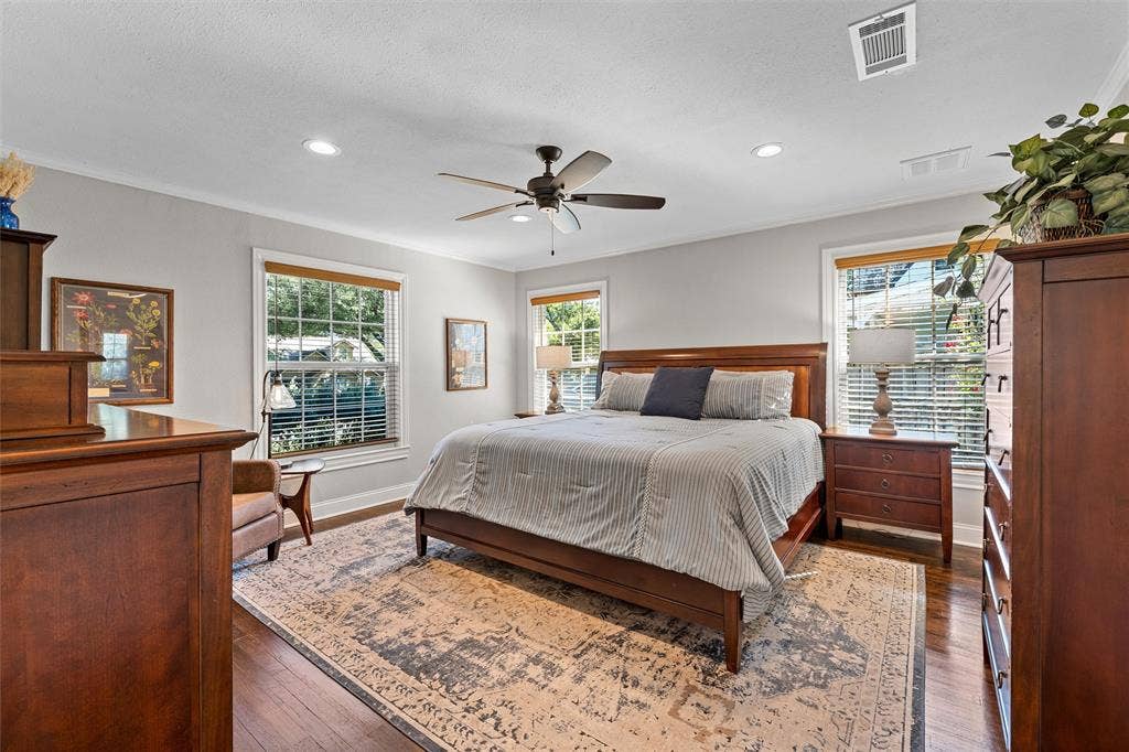 200 Oriental Road, Waco, TX 76710 Spacious room featuring wood-finish flooring, recessed lighting, a central ceiling fan, and multi-pane windows with wood-trim detailing