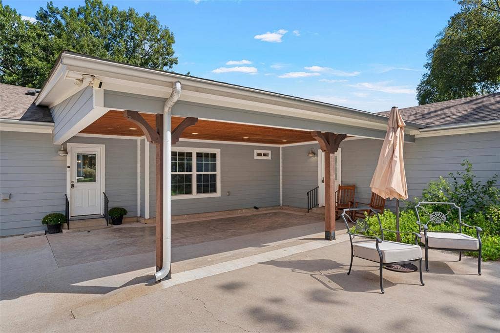 200 Oriental Road, Waco, TX 76710 Covered patio featuring a wood-plank ceiling, structural timber support posts, recessed lighting, and concrete flooring