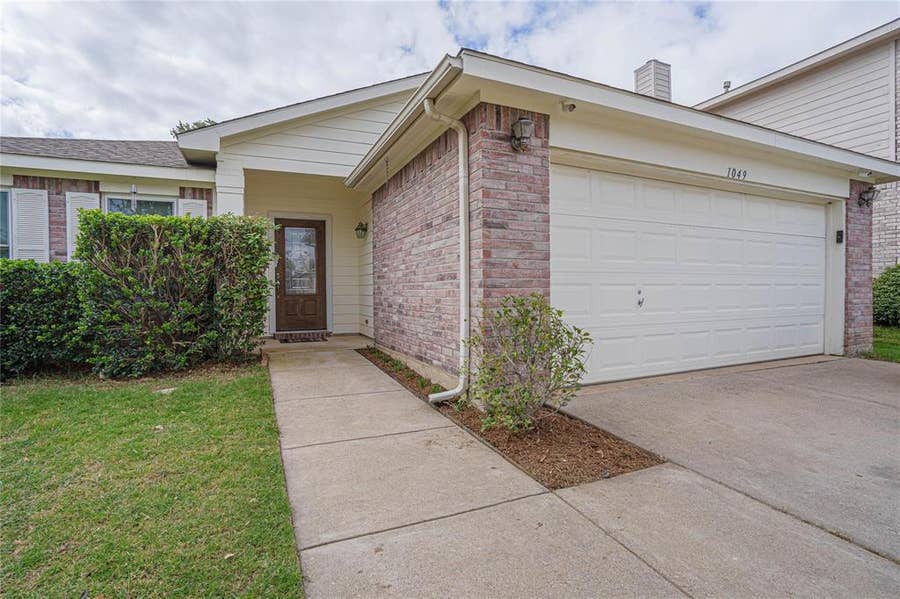 Property photo for 1049 Silver Spur Lane, Fort Worth, TX