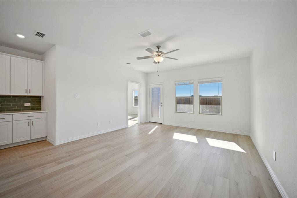 104 Decoursey Drive, Princeton, TX 75071 Photo is not of the actual home, but is an inspirational photo of builder’s model home and may depict options, furnishings, and/or decorator features that are not included.