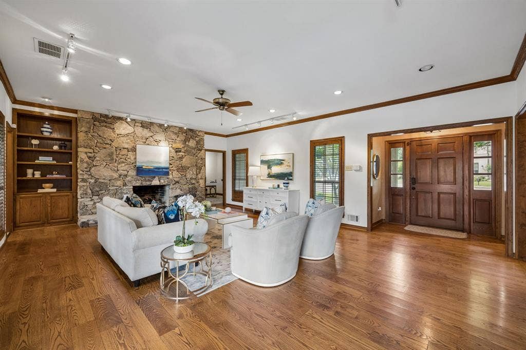 9624 Greensprint Drive, Dallas, TX 75238 9624 Greensprint Drive, Dallas, TX 75238