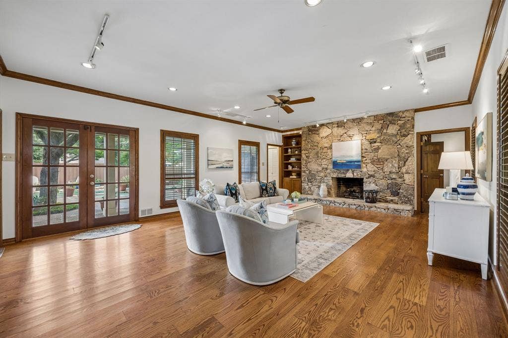 9624 Greensprint Drive, Dallas, TX 75238 9624 Greensprint Drive, Dallas, TX 75238