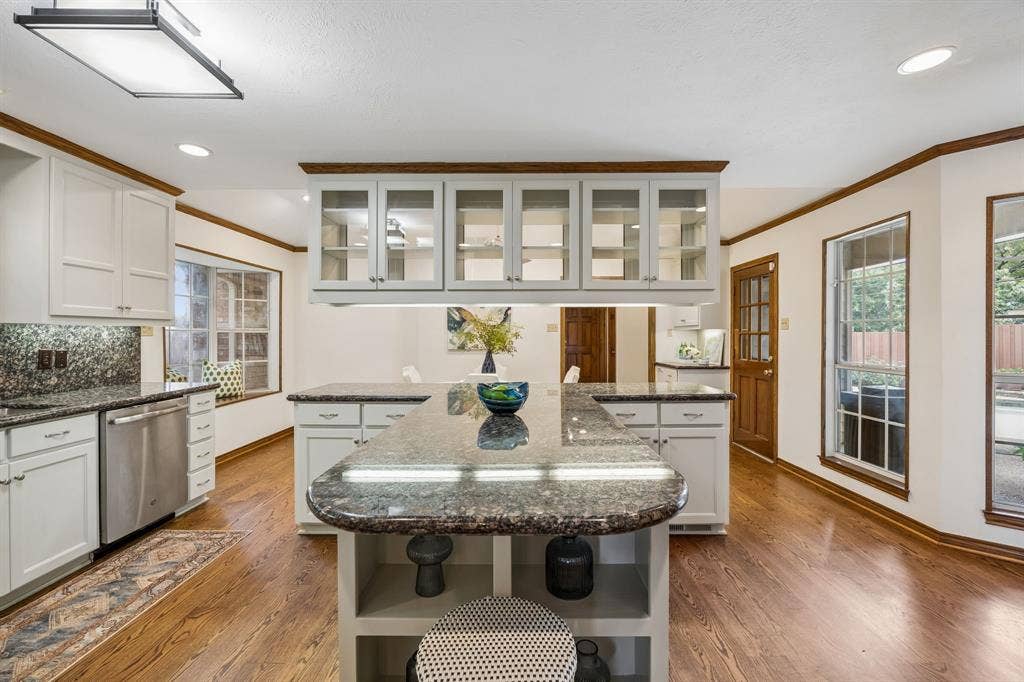 9624 Greensprint Drive, Dallas, TX 75238 9624 Greensprint Drive, Dallas, TX 75238