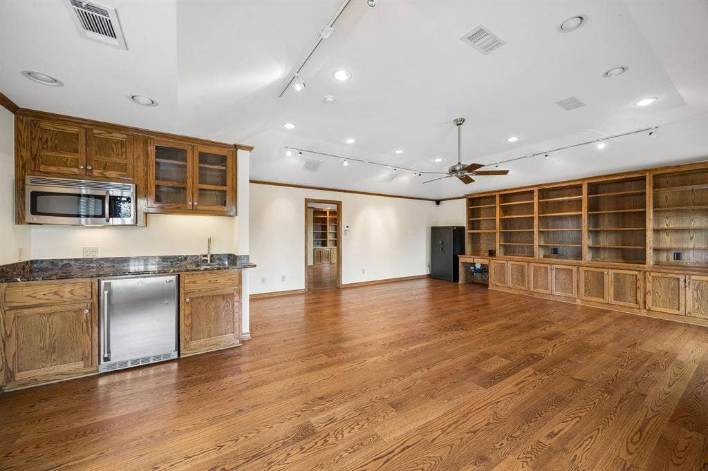 9624 Greensprint Drive, Dallas, TX 75238 9624 Greensprint Drive, Dallas, TX 75238
