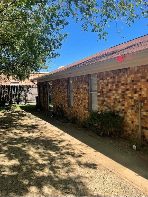 305 E Chestnut Street, Kaufman, TX 75142 305 E Chestnut Street, Kaufman, TX 75142