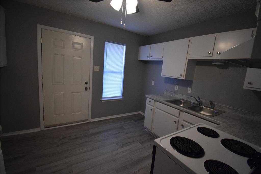 305 E Chestnut Street, Kaufman, TX 75142 305 E Chestnut Street, Kaufman, TX 75142