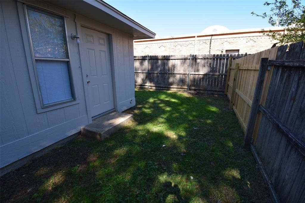 305 E Chestnut Street, Kaufman, TX 75142 305 E Chestnut Street, Kaufman, TX 75142