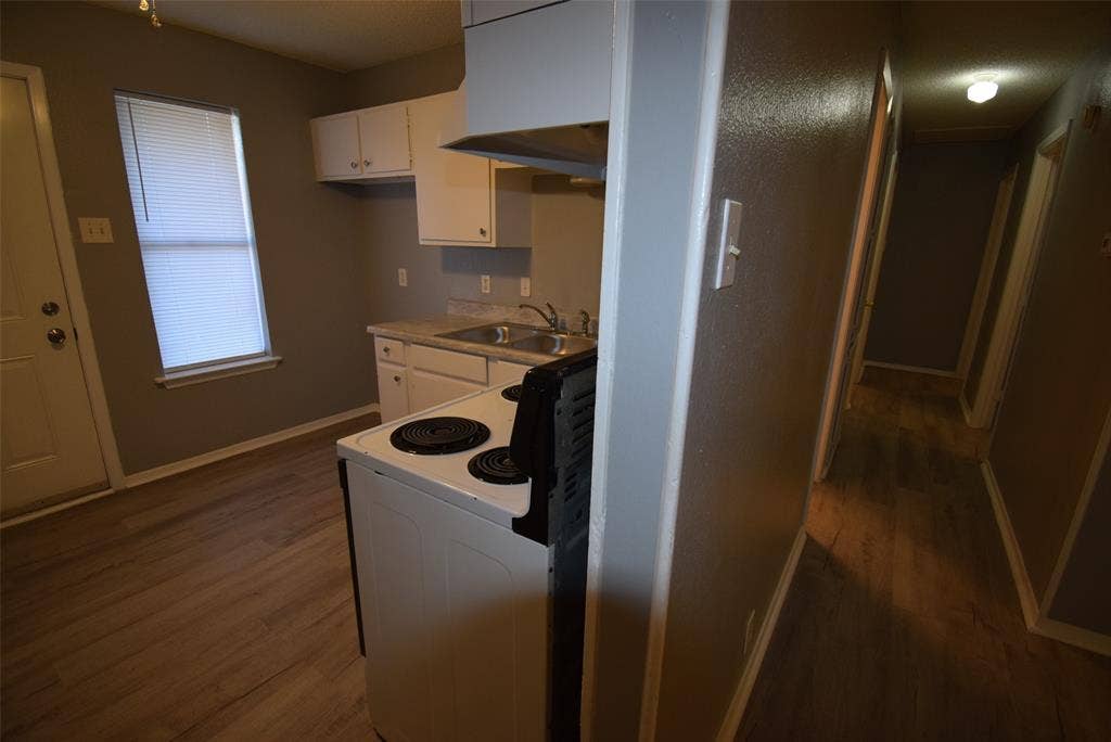 305 E Chestnut Street, Kaufman, TX 75142 305 E Chestnut Street, Kaufman, TX 75142