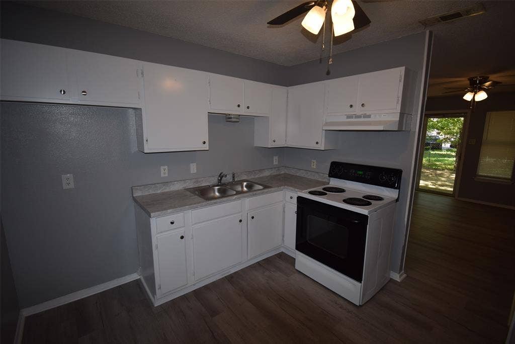 305 E Chestnut Street, Kaufman, TX 75142 305 E Chestnut Street, Kaufman, TX 75142