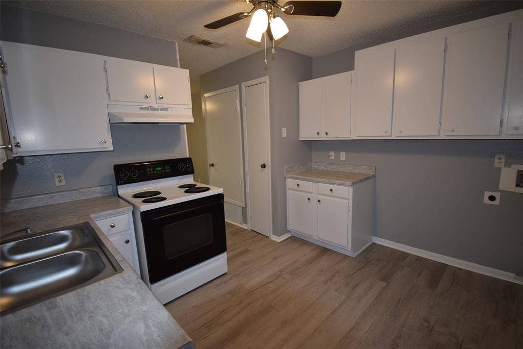 305 E Chestnut Street, Kaufman, TX 75142 305 E Chestnut Street, Kaufman, TX 75142