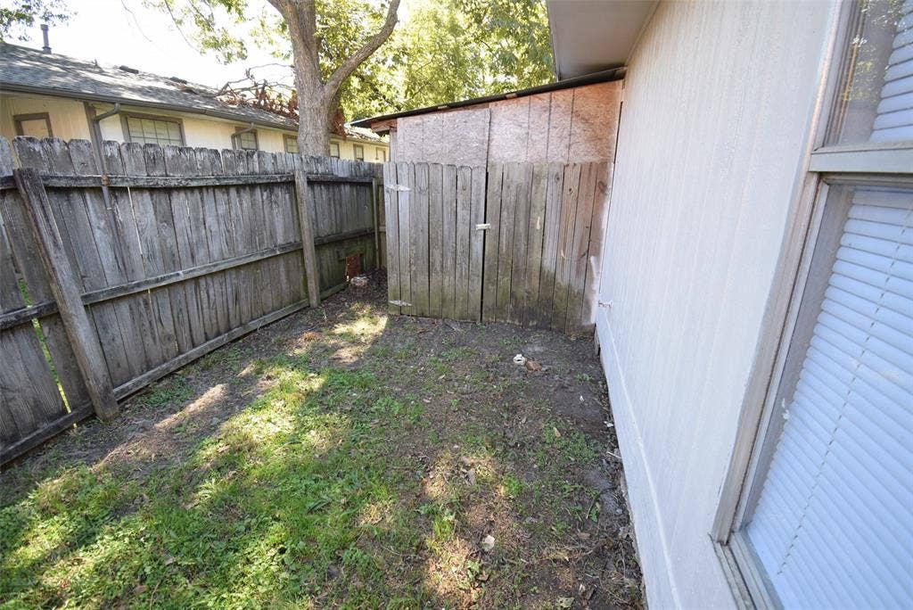 305 E Chestnut Street, Kaufman, TX 75142 305 E Chestnut Street, Kaufman, TX 75142