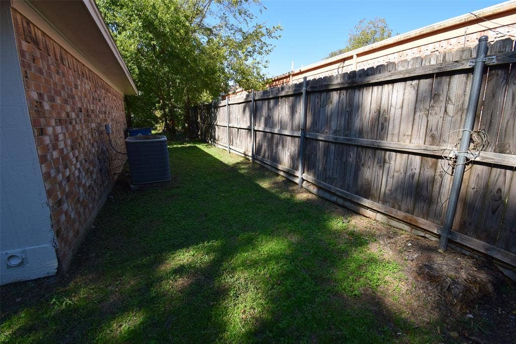 305 E Chestnut Street, Kaufman, TX 75142 305 E Chestnut Street, Kaufman, TX 75142