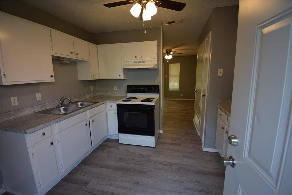305 E Chestnut Street, Kaufman, TX 75142 305 E Chestnut Street, Kaufman, TX 75142