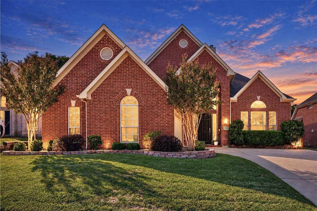 With its scenic golf course setting, generous gathering areas, and inviting atmosphere, this is the kind of place you'll love coming home to!