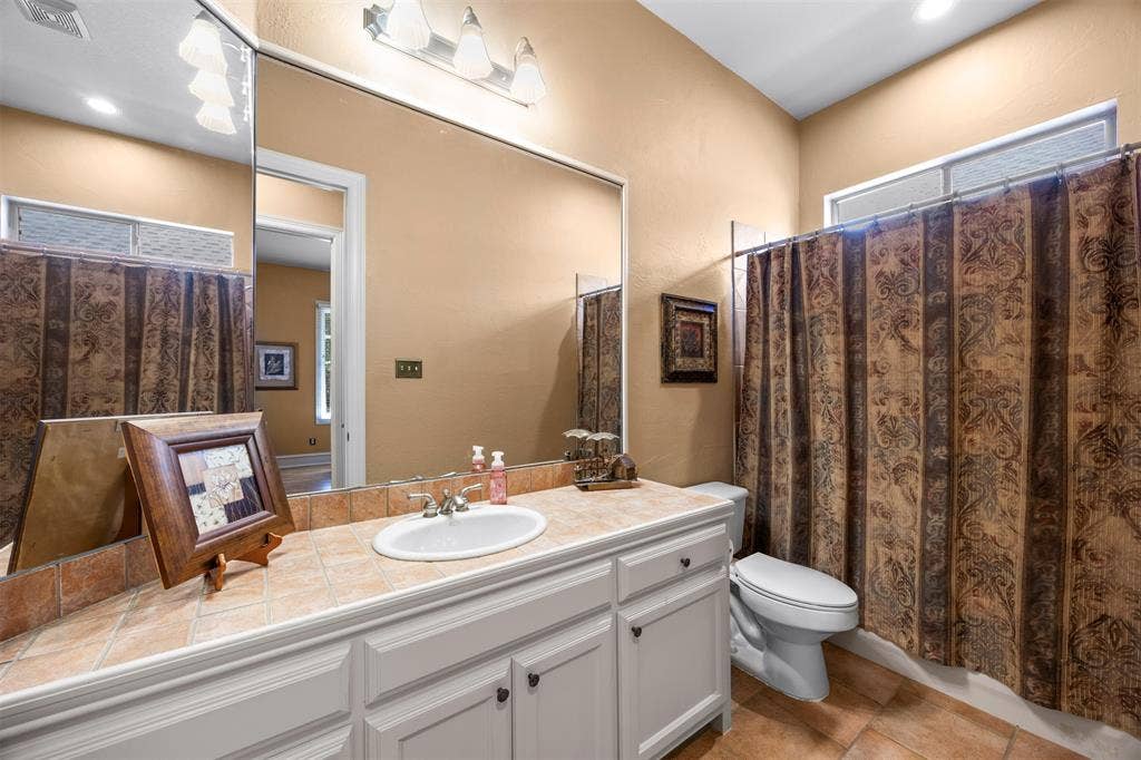 1516 Hackett Creek Drive, McKinney, TX 75072 Large secondary bath.