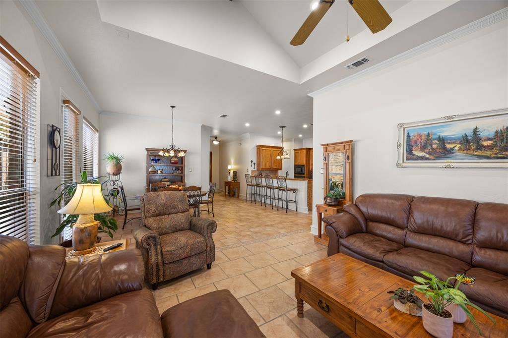 1516 Hackett Creek Drive, McKinney, TX 75072 Spacious living room that overlooks the lush sideboard and backyard.