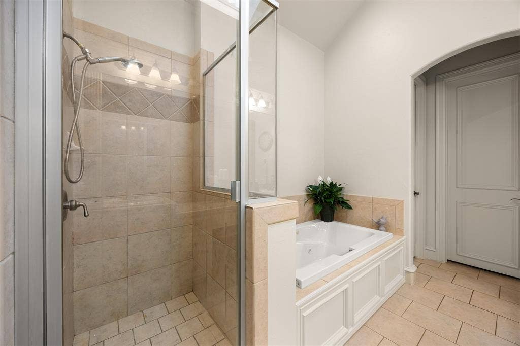 1516 Hackett Creek Drive, McKinney, TX 75072 Spacious shower.