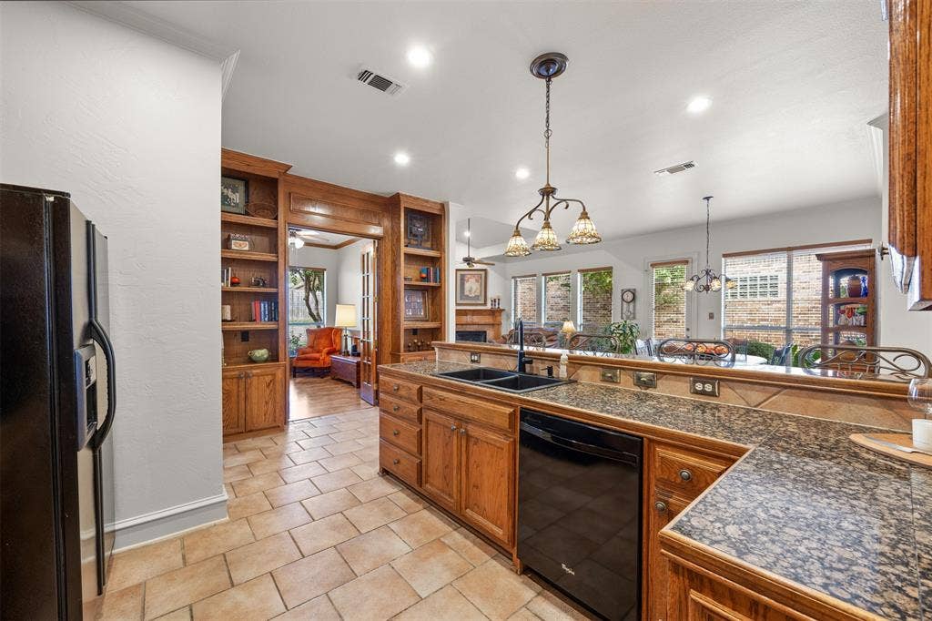 1516 Hackett Creek Drive, McKinney, TX 75072 Gather at the bar and let the host serve you your favorite beverage.