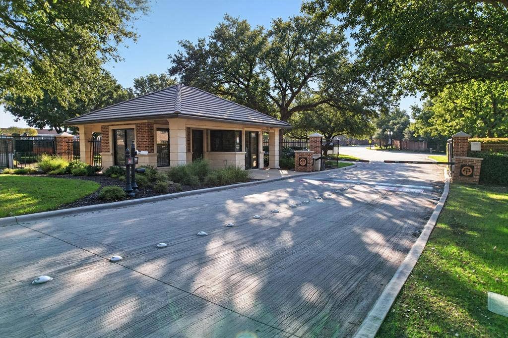 2312 Honeylocust Drive, Irving, TX 75063 2312 Honeylocust Drive, Irving, TX 75063