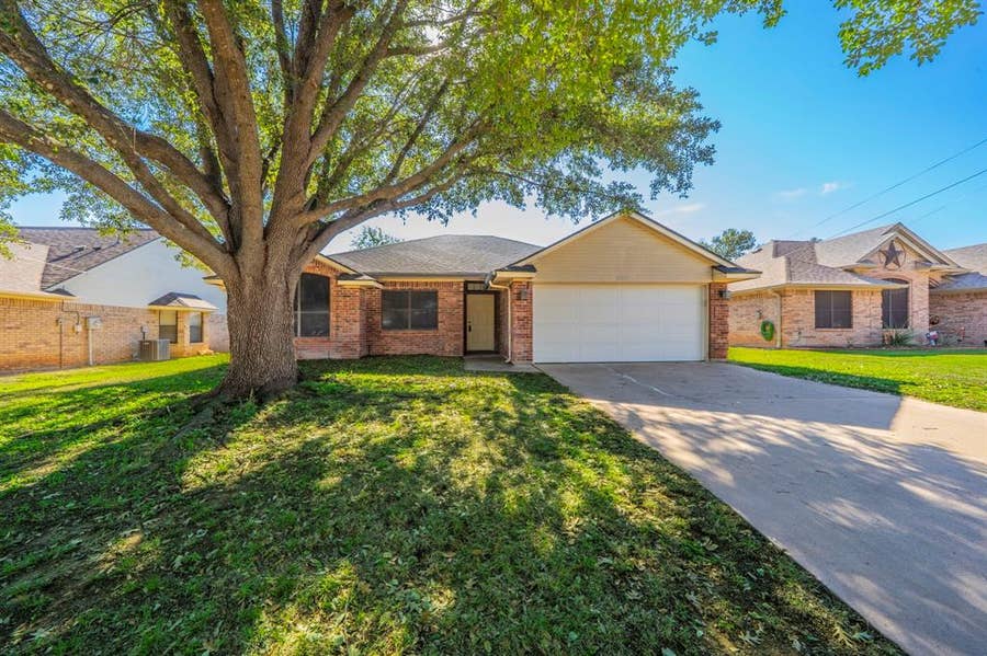 Property photo for 1507 Sunflower Lane, Granbury, TX