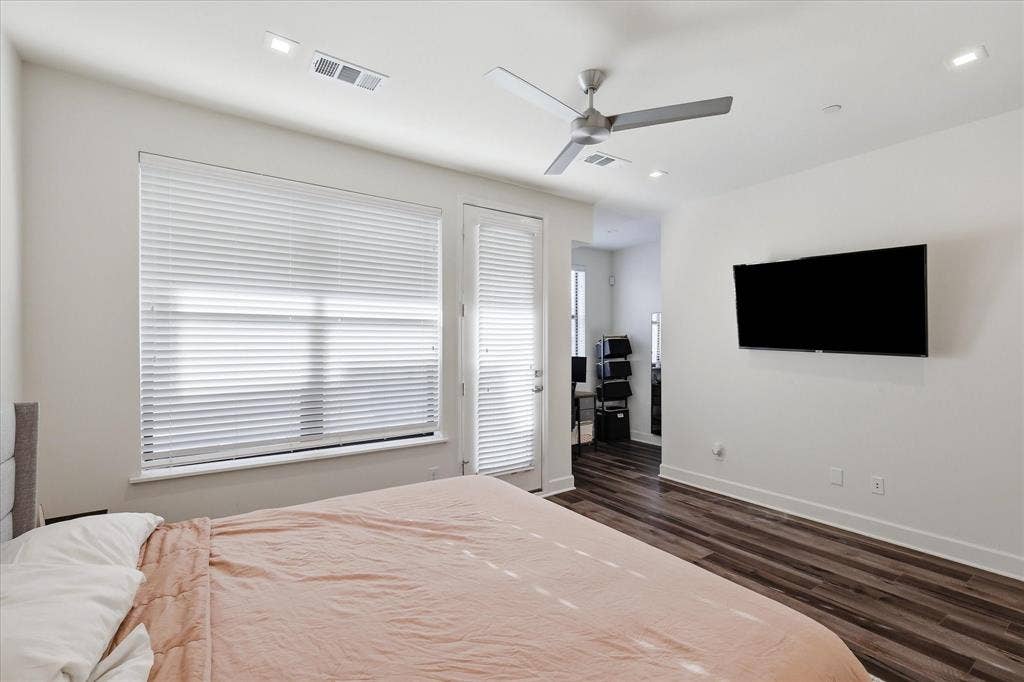 1813 Park Avenue, #106, Dallas, TX 75215 Bedroom featuring wood-finish flooring, recessed lighting, a ceiling fan, a window with horizontal blinds, and a glass-paneled exterior door