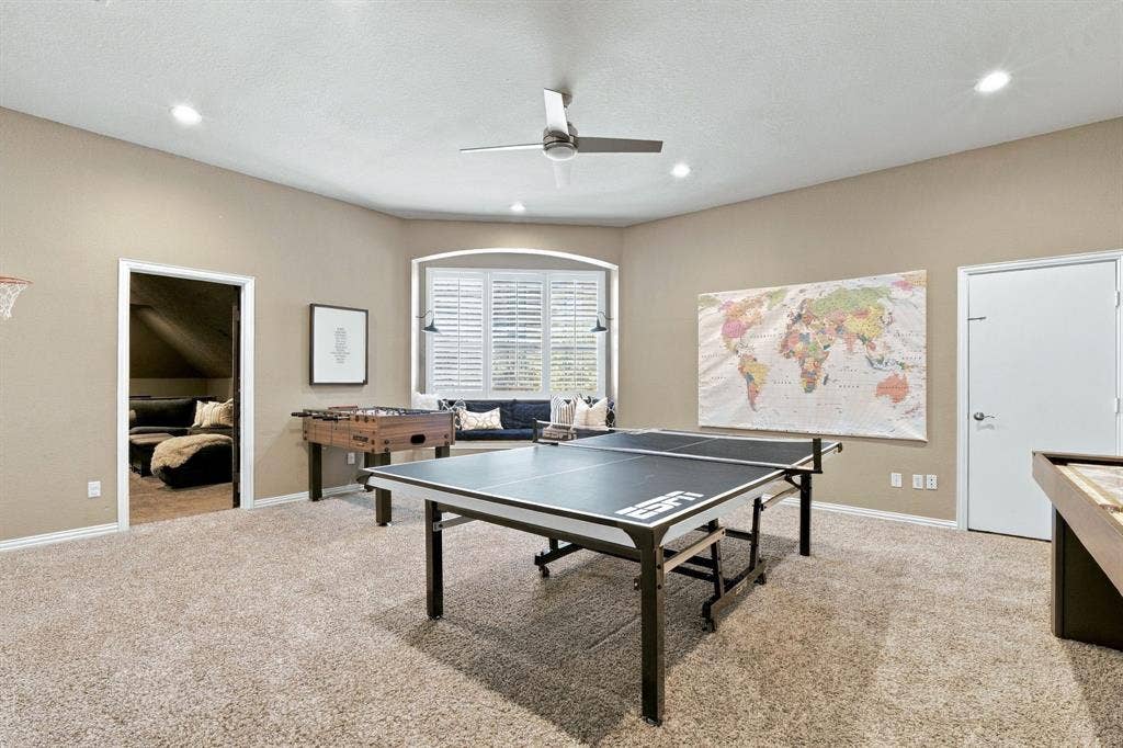 Expansive room featuring a built-in window seat, recessed lighting, ceiling fan, and carpeted flooring