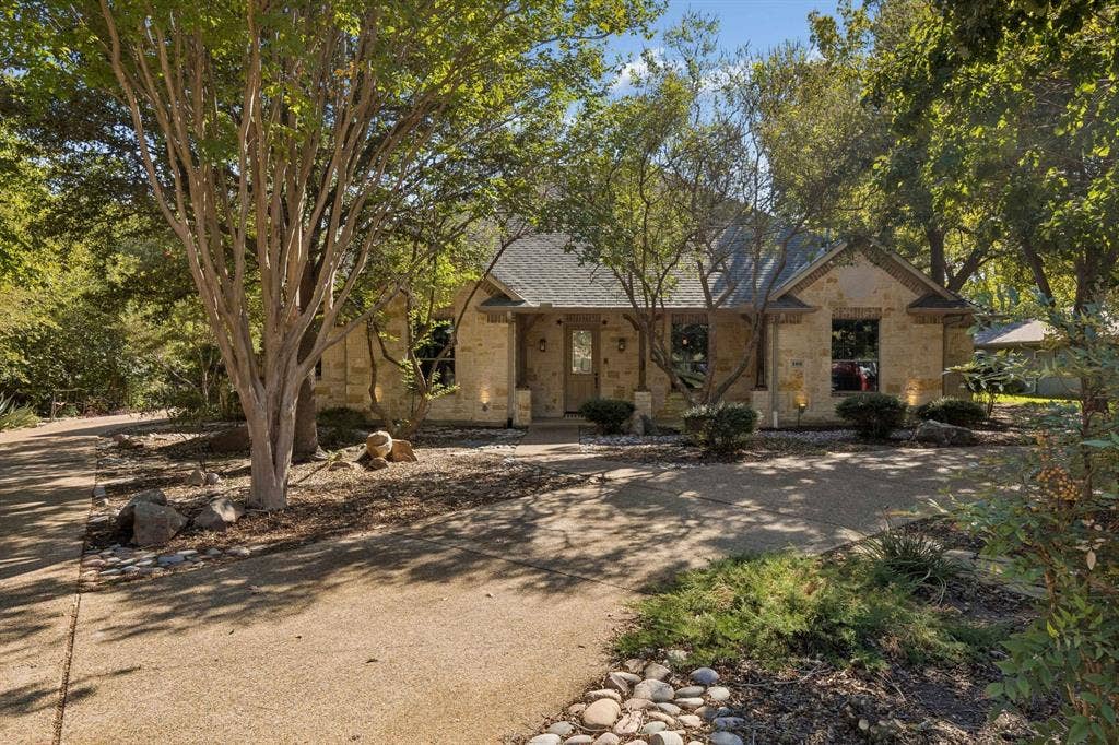 186 Moonlight Drive, Murphy, TX 75094 Front of home