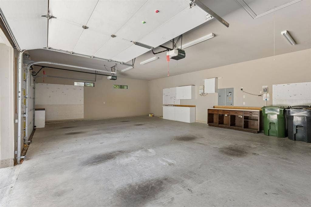 186 Moonlight Drive, Murphy, TX 75094 Oversized two car garage attached to the home