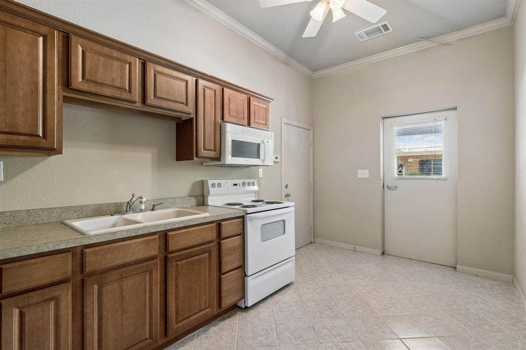 186 Moonlight Drive, Murphy, TX 75094 Kitchen in separate apartment