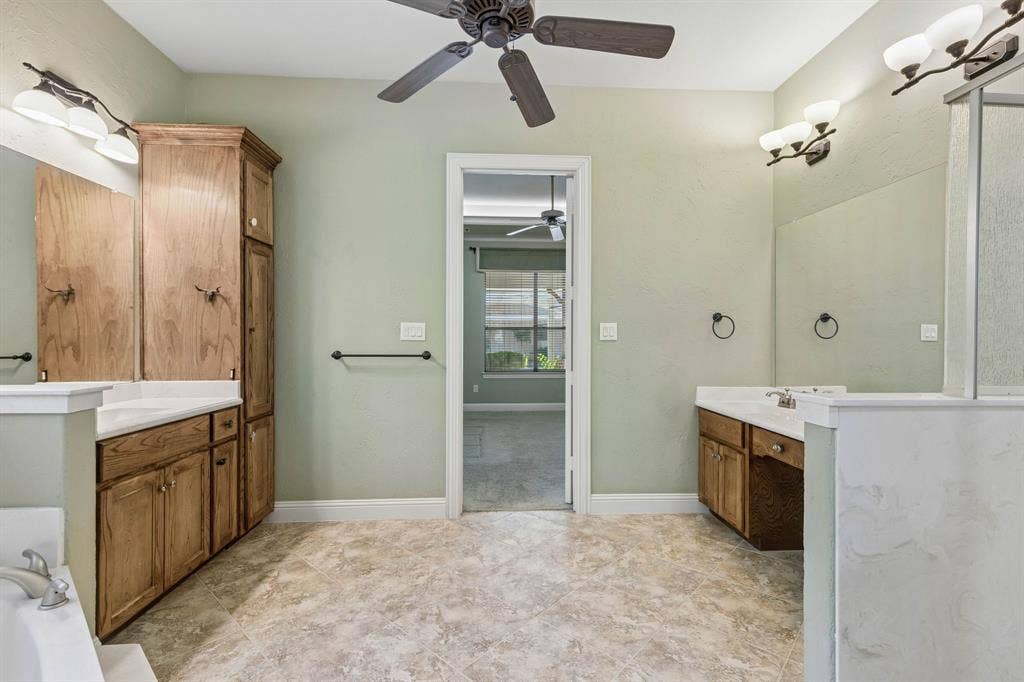 186 Moonlight Drive, Murphy, TX 75094 Primary bathroom