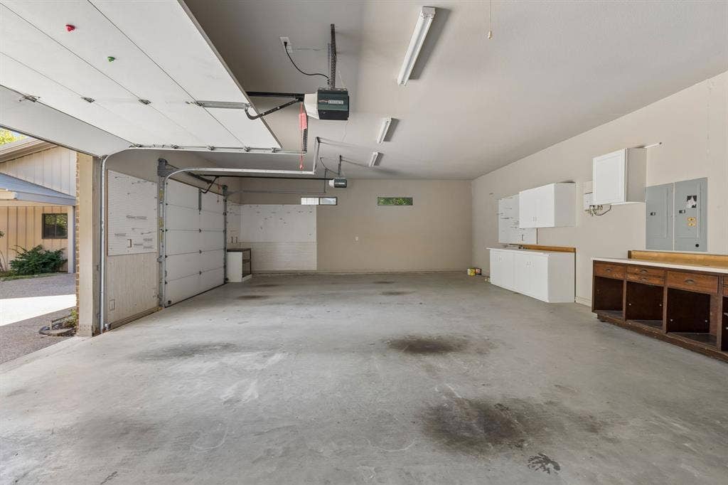 186 Moonlight Drive, Murphy, TX 75094 Oversized two car garage attached to the home