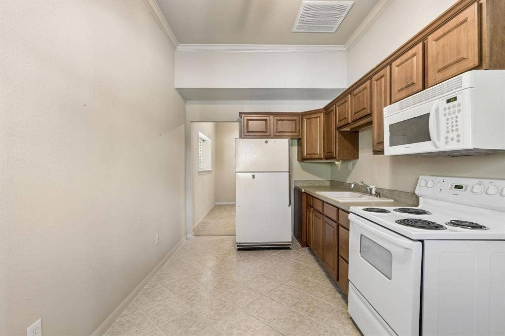 186 Moonlight Drive, Murphy, TX 75094 Kitchen in separate apartment