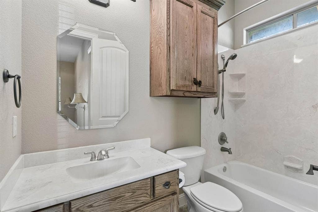 186 Moonlight Drive, Murphy, TX 75094 En Suite bathroom