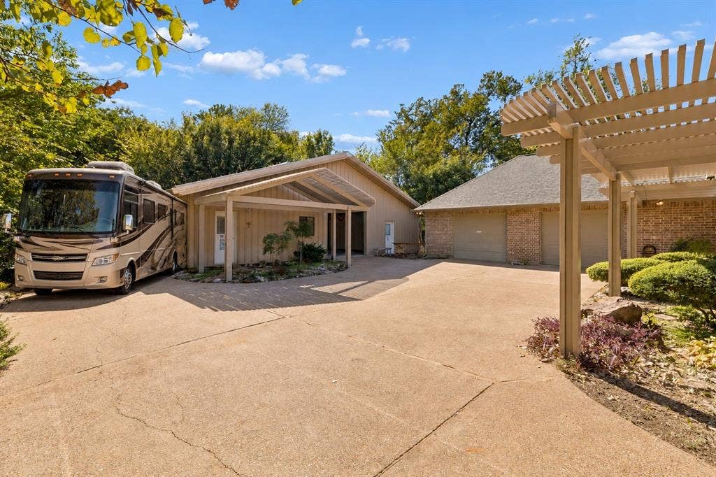 186 Moonlight Drive, Murphy, TX 75094 Virtually staged RV