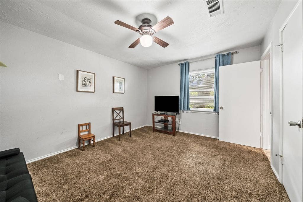 2807 Cain Boulevard, Dallas, TX 75211 Neutral wall color with textured carpet flooring