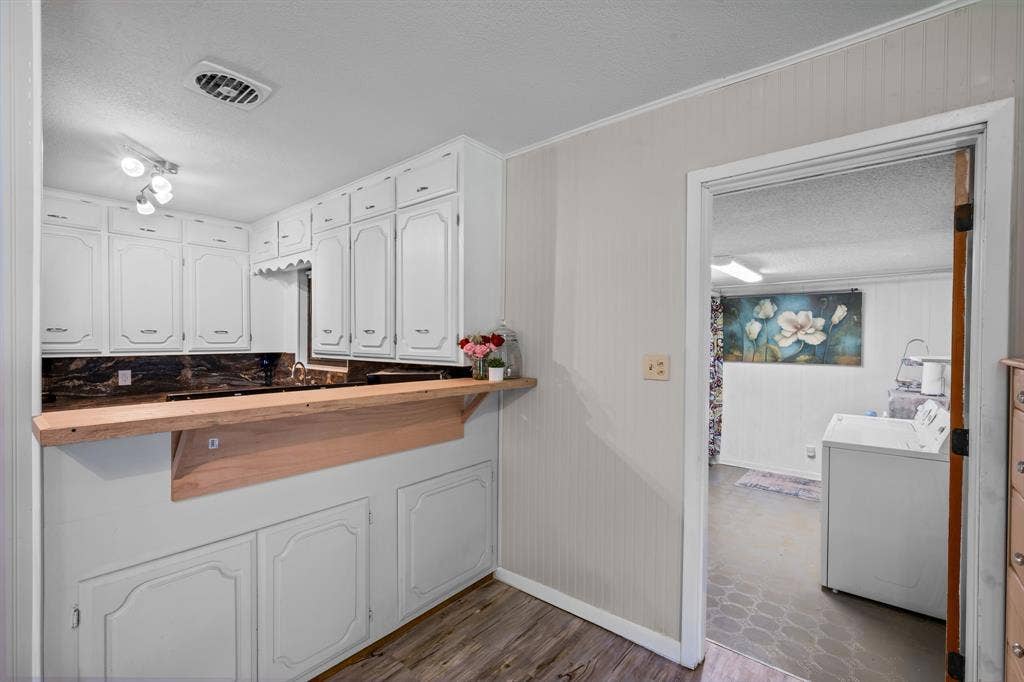 604 Crestview Drive, Granbury, TX 76048