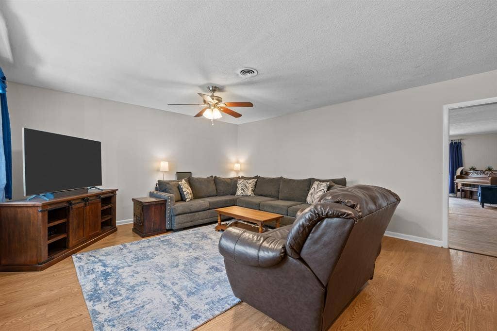 604 Crestview Drive, Granbury, TX 76048