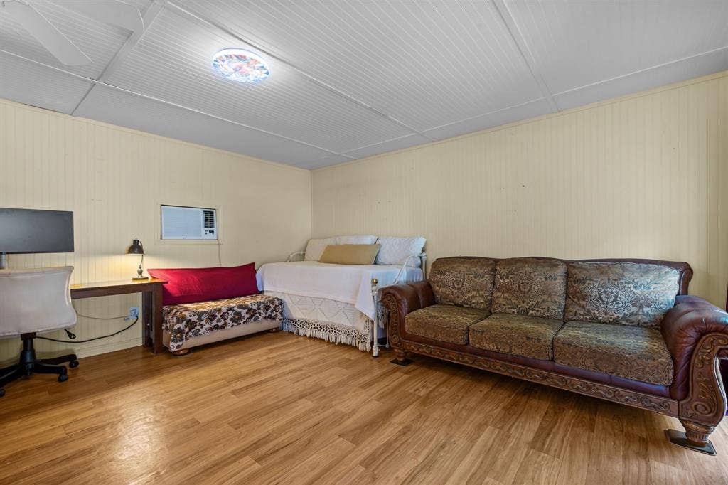 604 Crestview Drive, Granbury, TX 76048