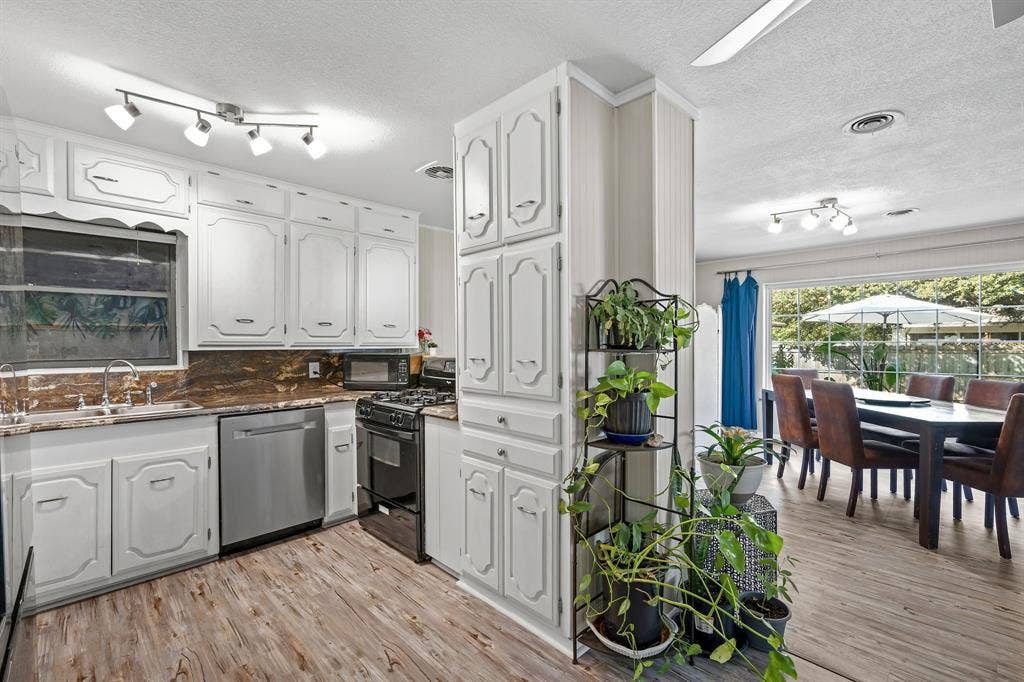 604 Crestview Drive, Granbury, TX 76048