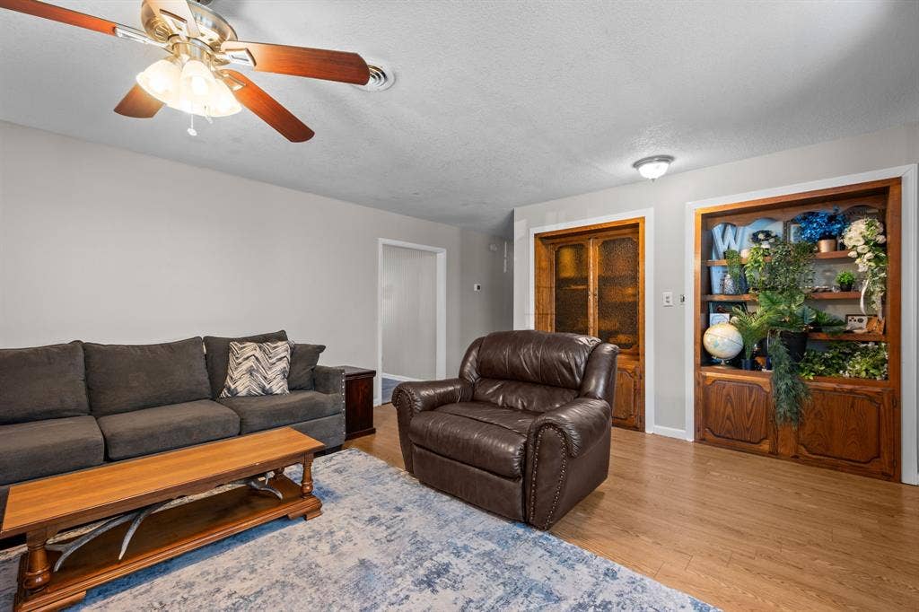 604 Crestview Drive, Granbury, TX 76048
